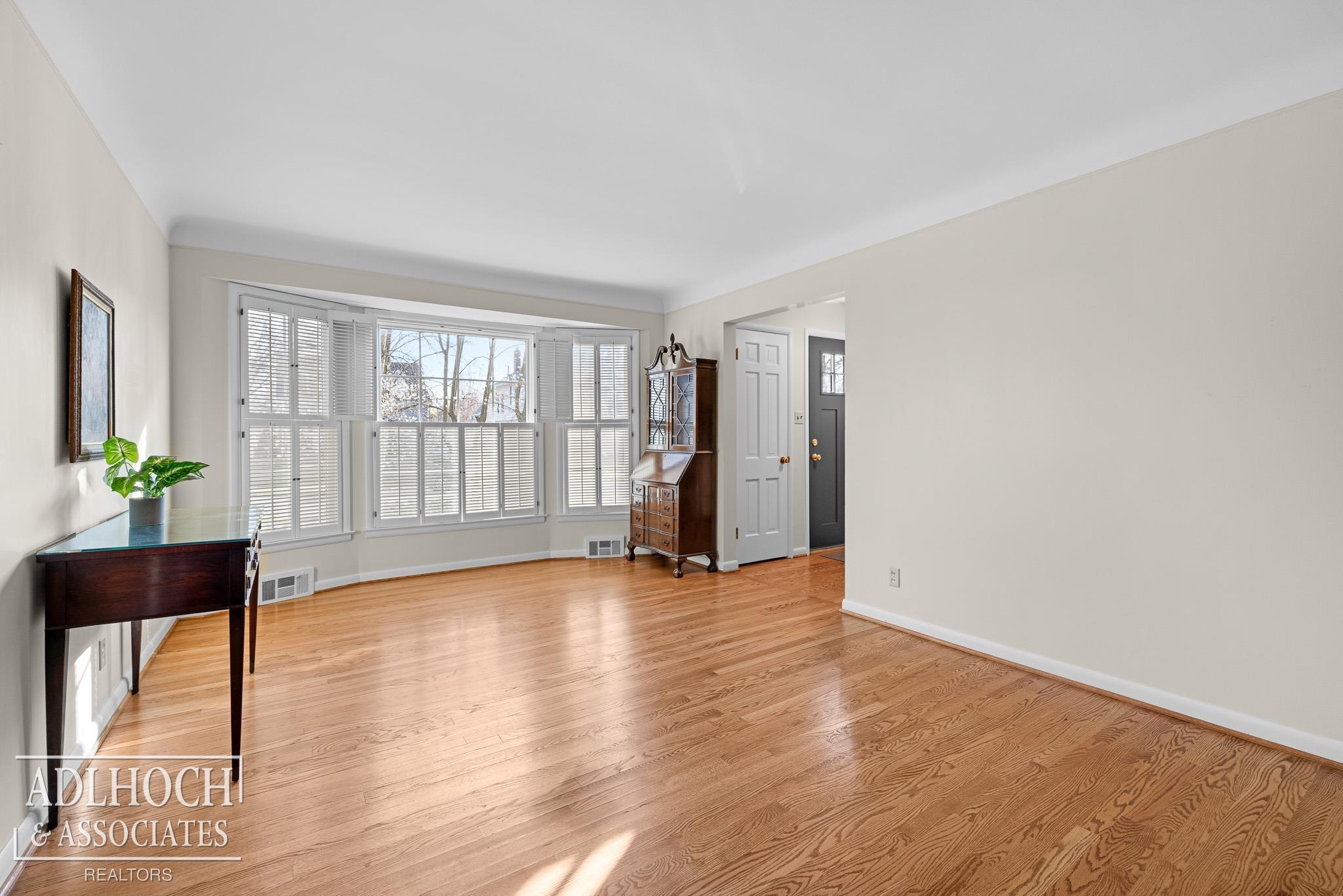 286 Ridgemont Road Grosse Pointe, MI 48236 - Photo 2 of 30 50139134-44ad99a6-387b-4fb5-ae7b-de846e398b29.JPG