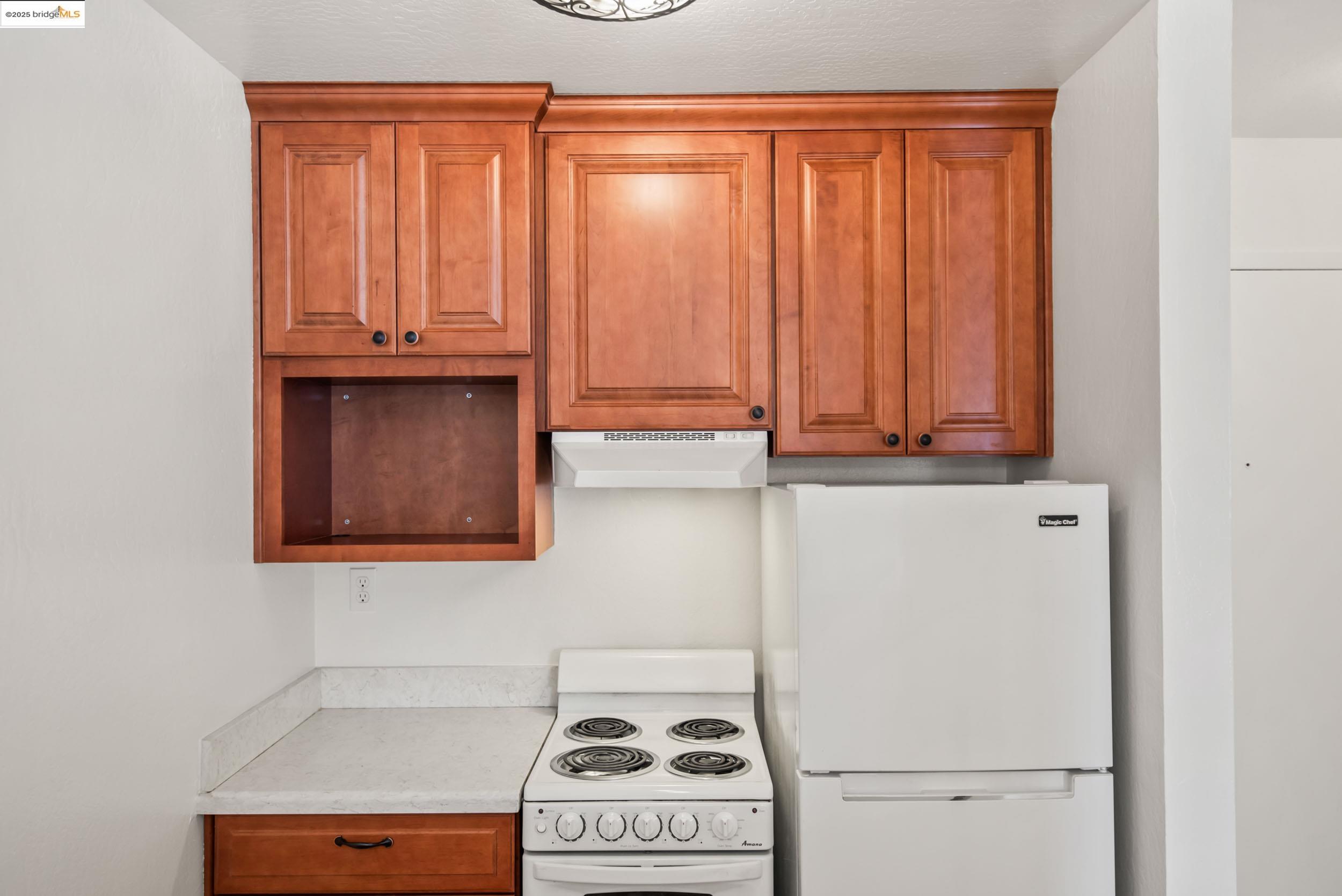 288 Whitmore Street, Unit 310B Oakland, CA 94611 - Photo 13 of 37 a view of a utility room with washer and dryer