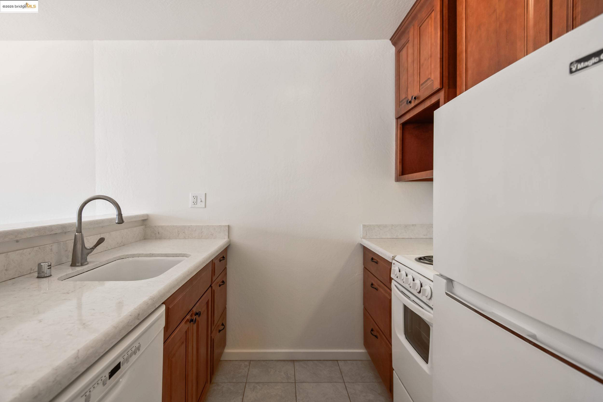 288 Whitmore Street, Unit 310B Oakland, CA 94611 - Photo 15 of 37 a utility room with sink dryer and washer
