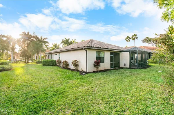 a view of yard with green space