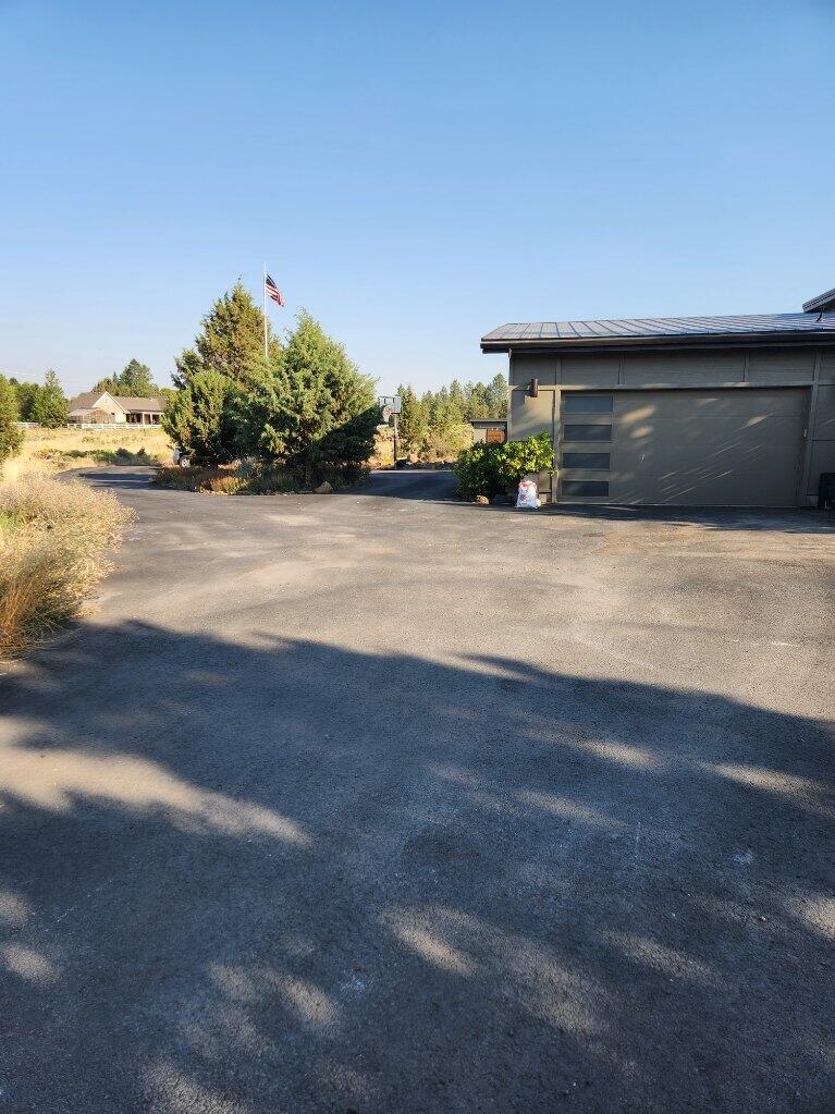 21535 Modoc Lane Bend, OR 97702 - Photo 20 of 26 DRIVEWAY