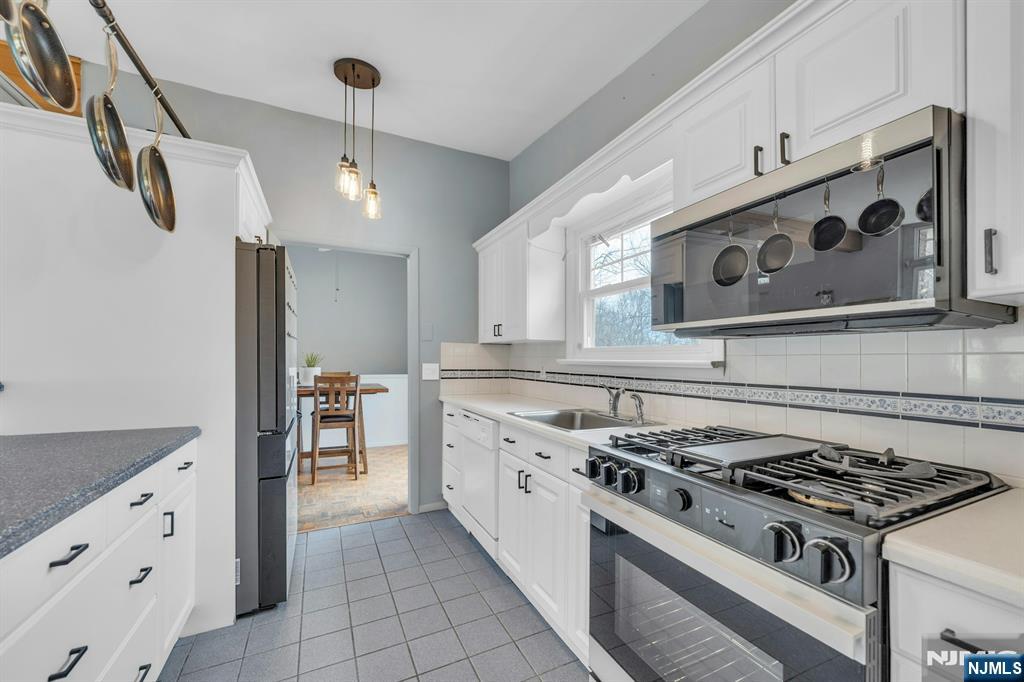 27 Bear Mountain Road Ringwood, NJ 07456 - Photo 15 of 47 a kitchen with a stove and a refrigerator