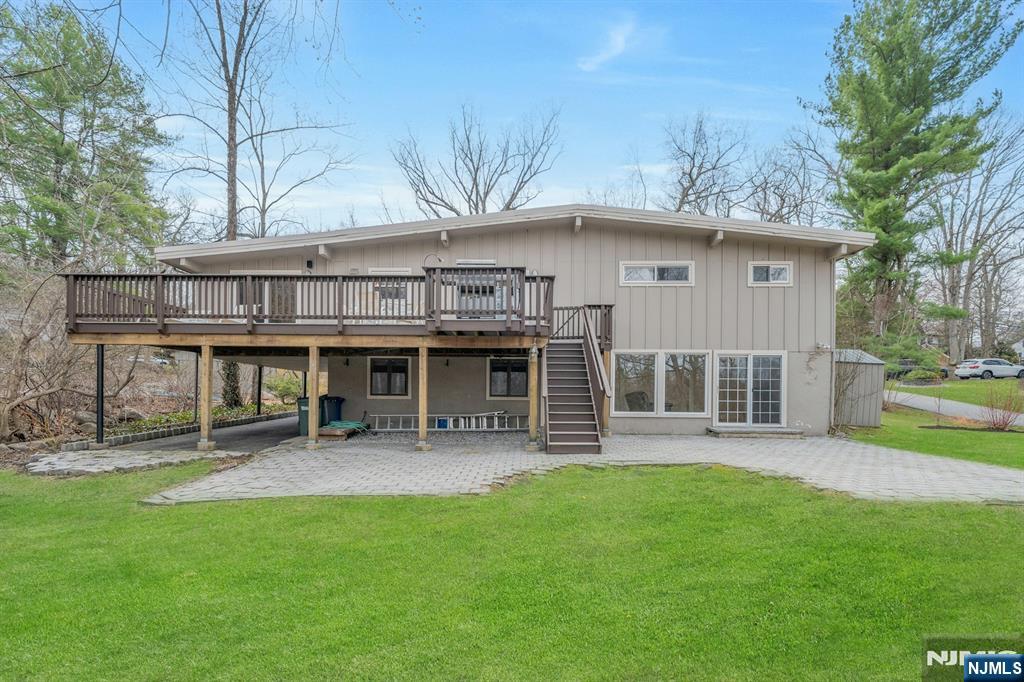 27 Bear Mountain Road Ringwood, NJ 07456 - Photo 5 of 47 a front view of a house with garden