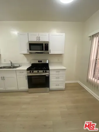 $1,380 | 814 South Hobart Boulevard, Unit 203, Los Angeles, CA 90005