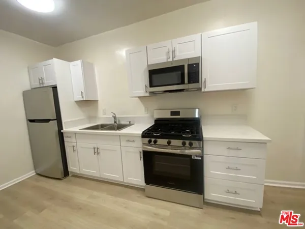 $1,380 | 814 South Hobart Boulevard, Unit 203, Los Angeles, CA 90005