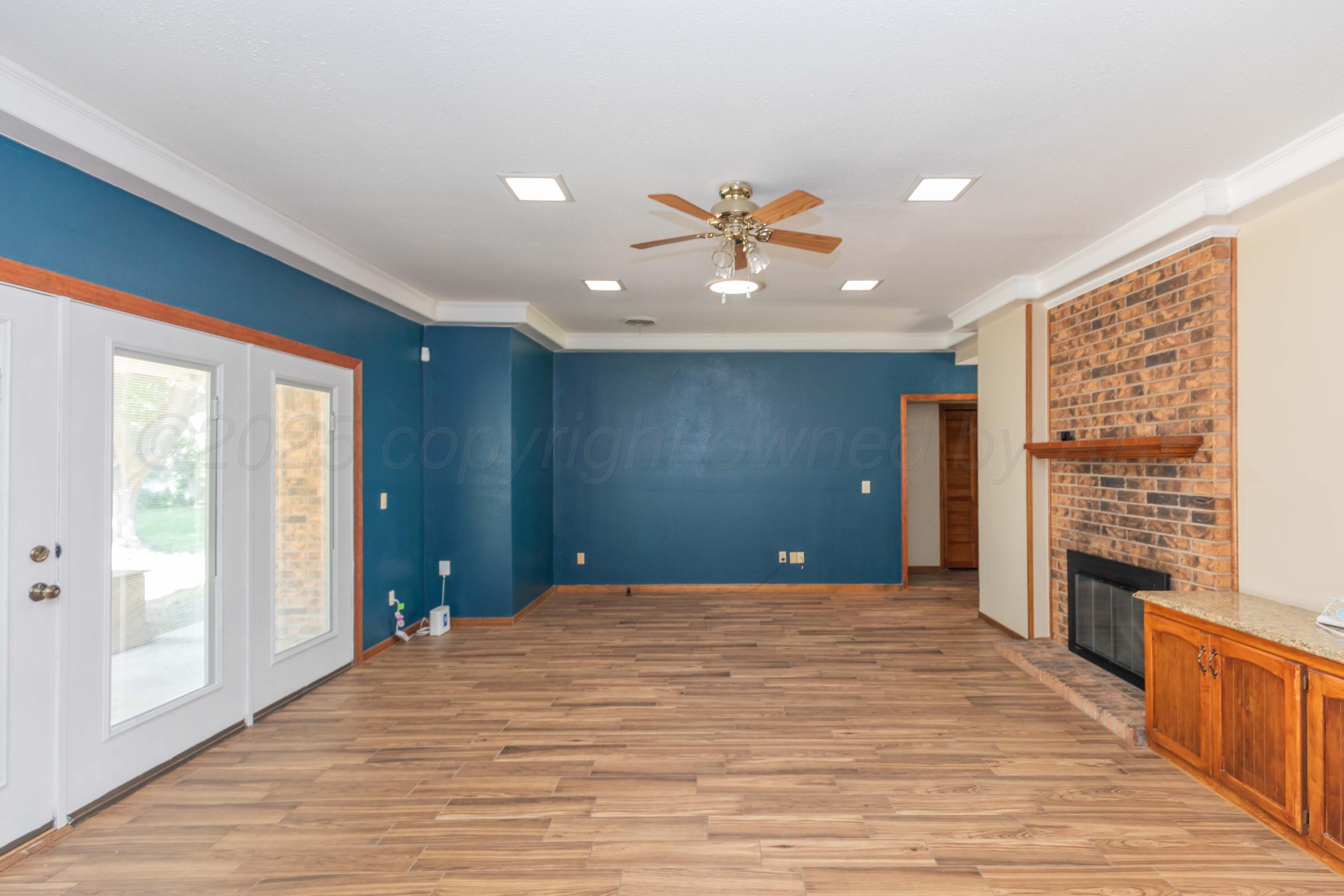 5404 While A Way Road Amarillo, TX 79109 - Photo 4 of 44 LIVING ROOM VIEW 2