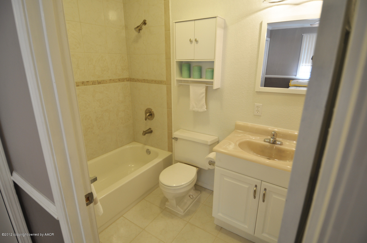 4236 Camp Lane Amarillo, TX 79110 - Photo 15 of 26 Full Bath in 3rd bedrm