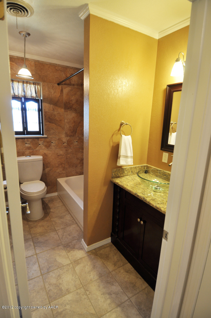 4236 Camp Lane Amarillo, TX 79110 - Photo 10 of 26 Hall Bath