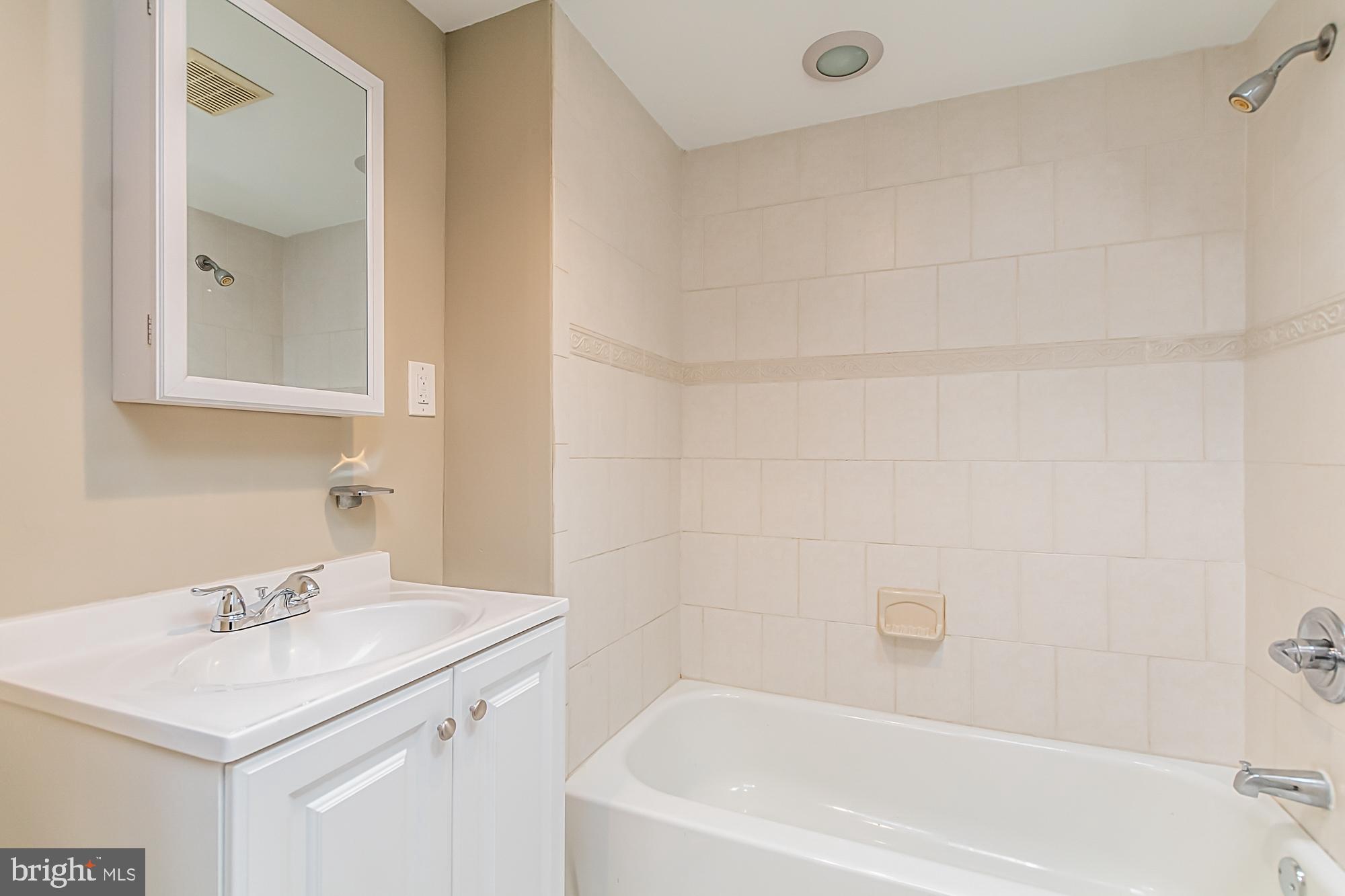 130 West Randall Street Baltimore, MD 21230 - Photo 20 of 30 a bathroom with a sink and a bathtub