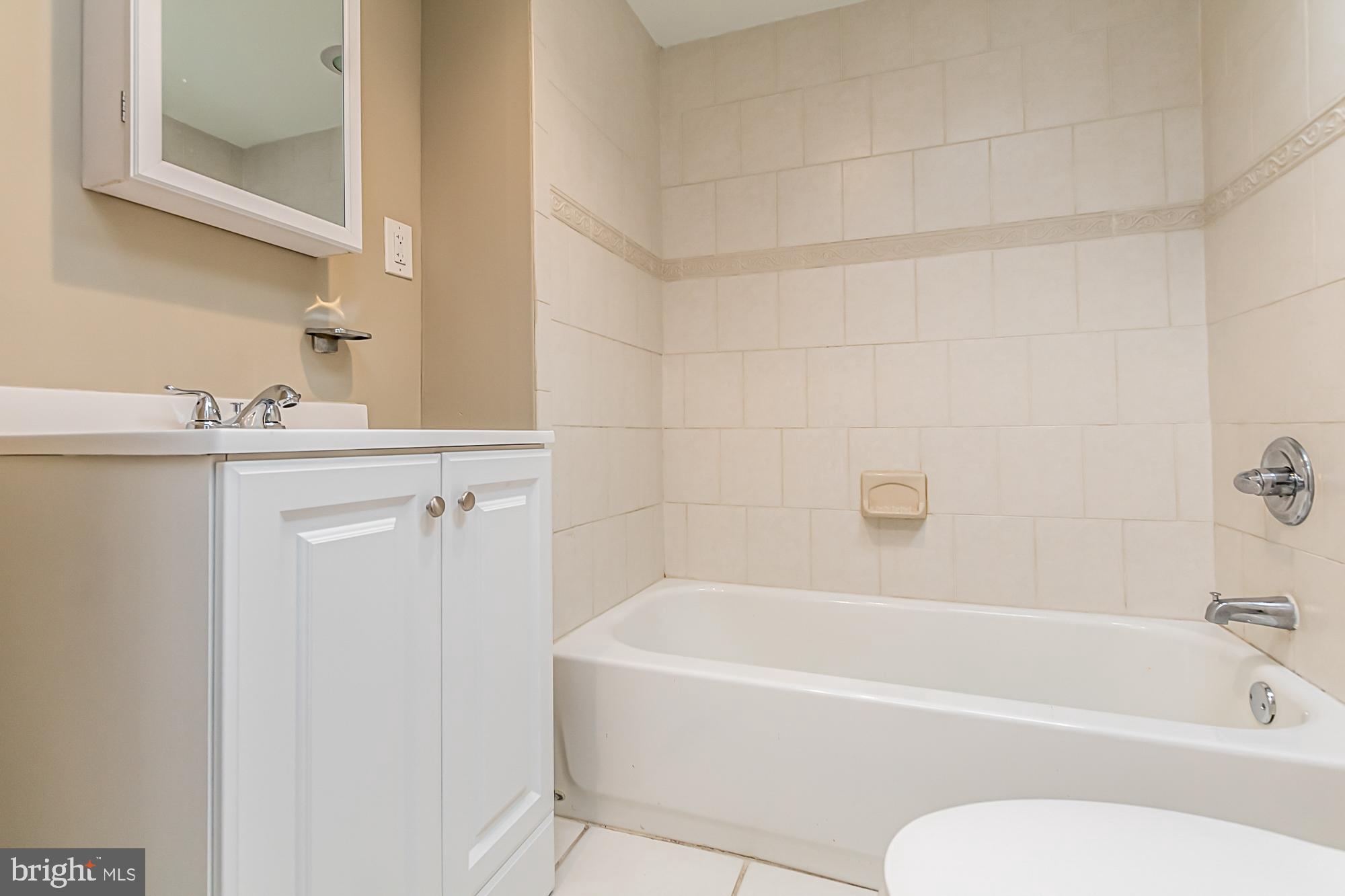 130 West Randall Street Baltimore, MD 21230 - Photo 21 of 30 a bathroom with a bathtub