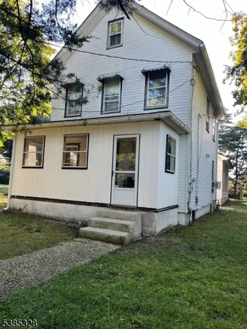 a view of a house with yard