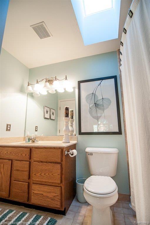 4885 Crooked Lake Road Howell, MI 48843 - Photo 27 of 35 Bath with skylight