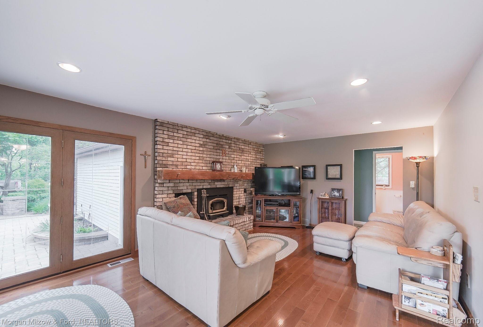 8105 Linden Road Fenton, MI 48430 - Photo 12 of 33 27-DSC_0509.jpg