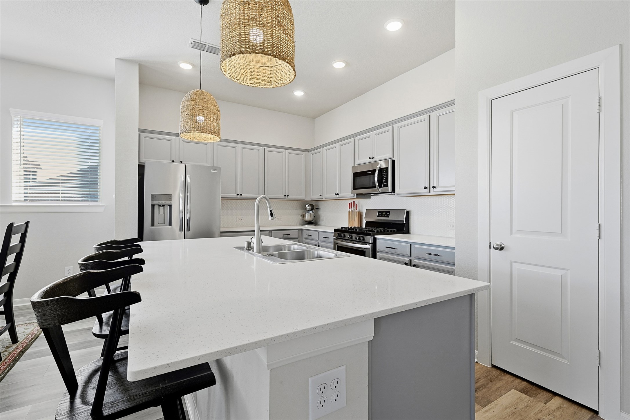 10003 Napier Drive Rosharon, TX 77583 - Photo 3 of 24 Meticulously maintained kitchen with large overhanging island that allows for barstool seating, overlooking the dining and living room