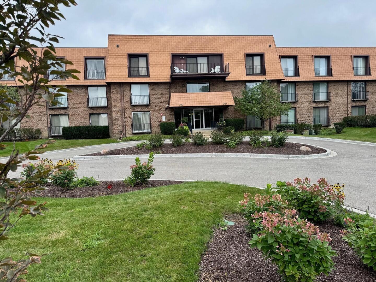 4050 Dundee Road, Unit 202 Northbrook, IL 60062 - Photo 1 of 25 Gallery Image 1