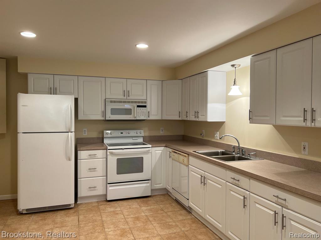 5397 Forest Ridge Drive, Unit 2 Clarkston, MI 48346 - Photo 40 of 44