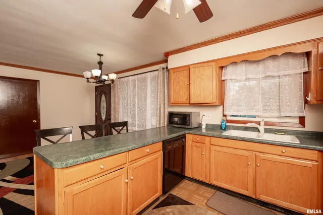 $2,450 | 4304 36th Avenue, Moline, IL 61265