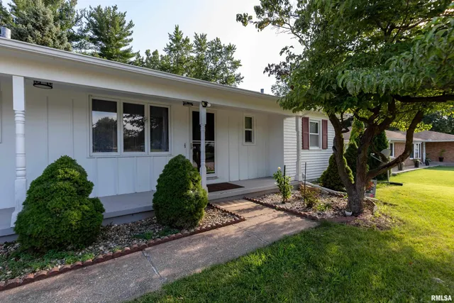 $2,450 | 4304 36th Avenue, Moline, IL 61265