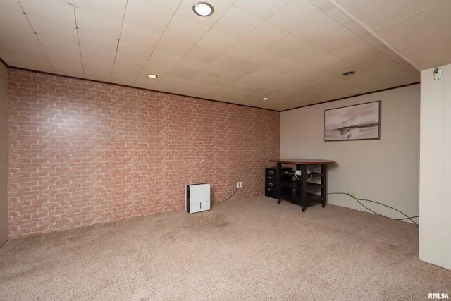 $2,450 | 4304 36th Avenue, Moline, IL 61265