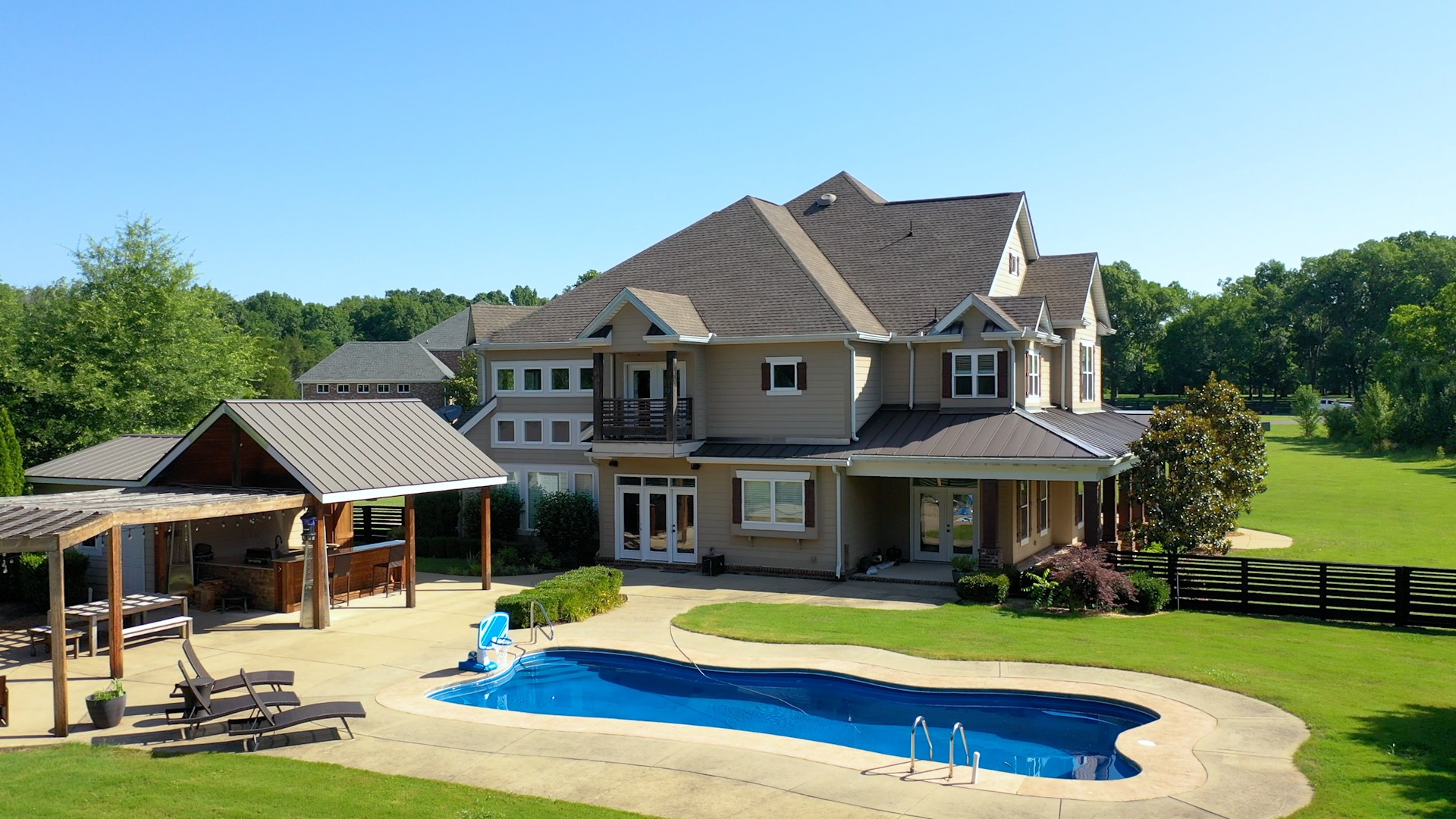 159 Coldstream Road Murfreesboro, TN 37127 - Photo 4 of 34 a front view of a house with a yard table and chairs