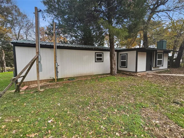 $1,300 | 106 Silveroaks Street, Gun Barrel City, TX 75156