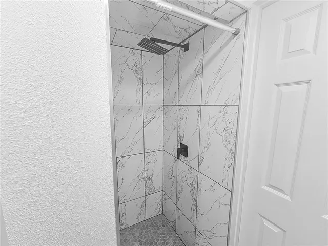 $1,300 | 106 Silveroaks Street, Gun Barrel City, TX 75156