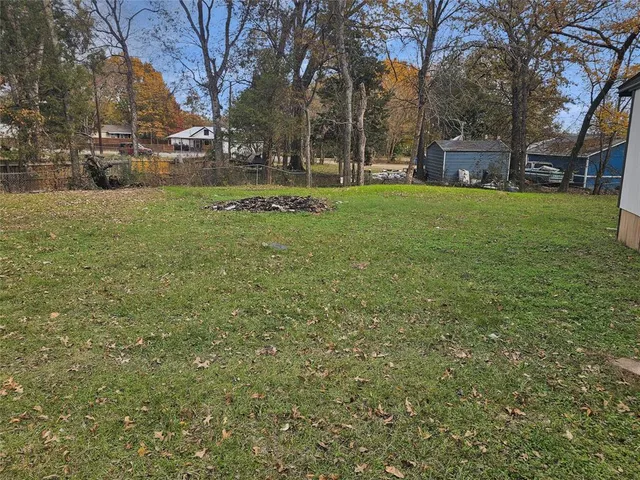 $1,300 | 106 Silveroaks Street, Gun Barrel City, TX 75156