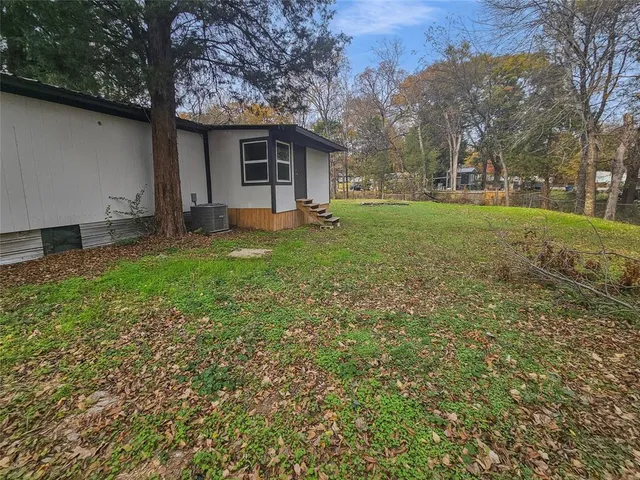 $1,300 | 106 Silveroaks Street, Gun Barrel City, TX 75156