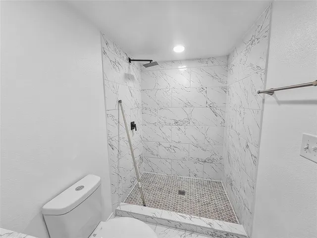 $1,300 | 106 Silveroaks Street, Gun Barrel City, TX 75156