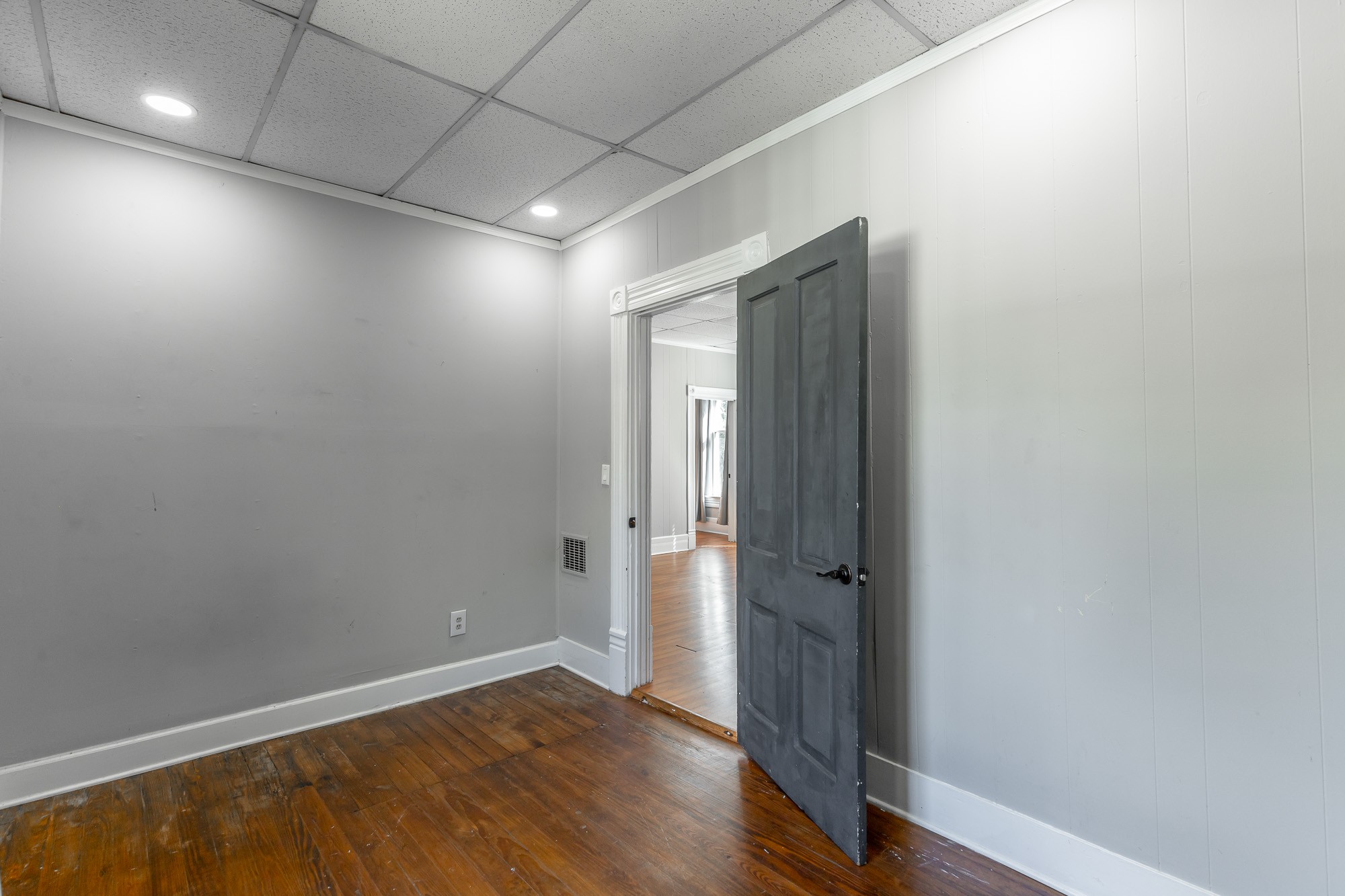 407 Colville Street Chattanooga, TN 37405 - Photo 17 of 50 an empty room with wooden floor and a window