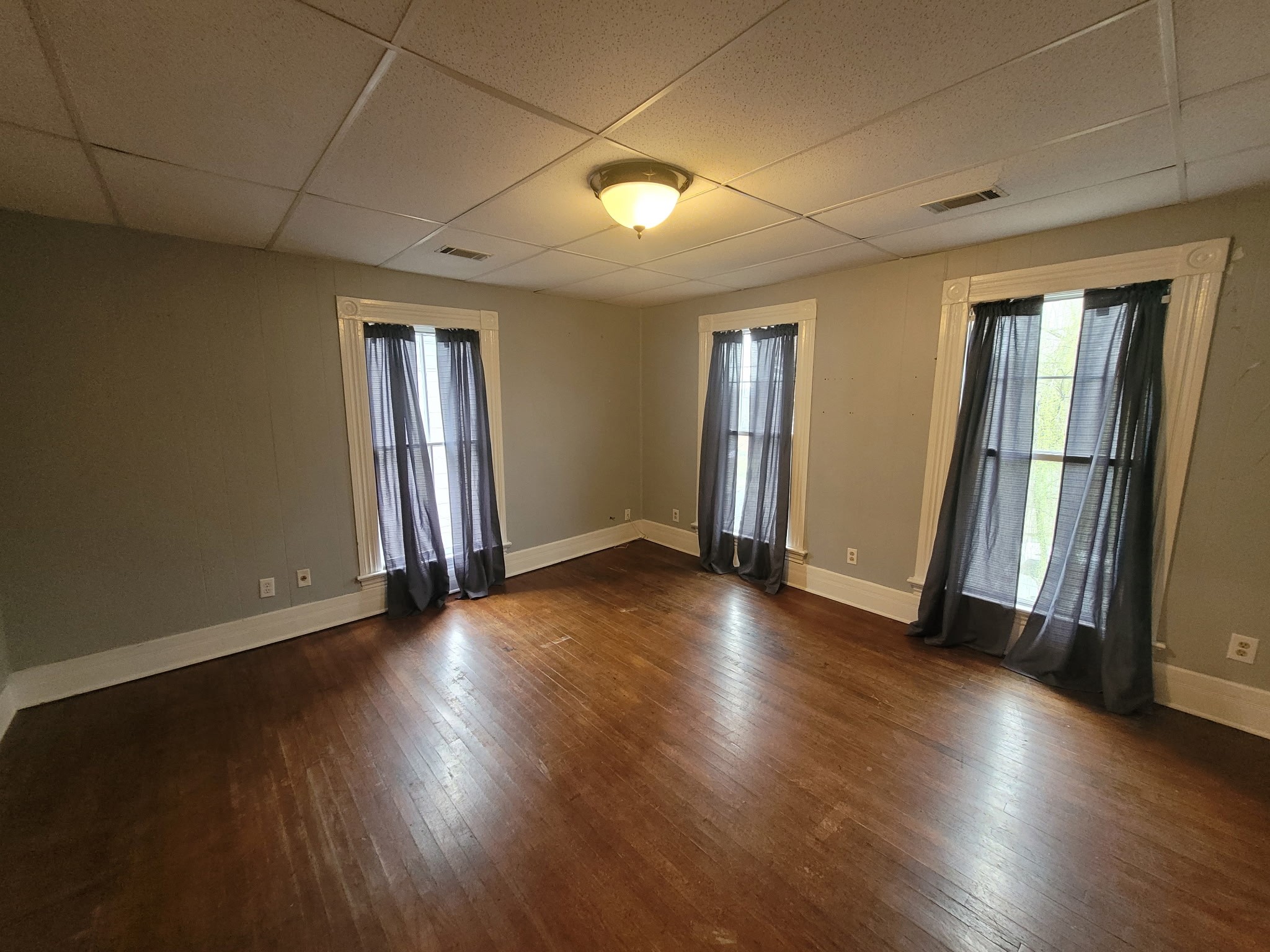 407 Colville Street Chattanooga, TN 37405 - Photo 25 of 50 an empty room with wooden floor and windows