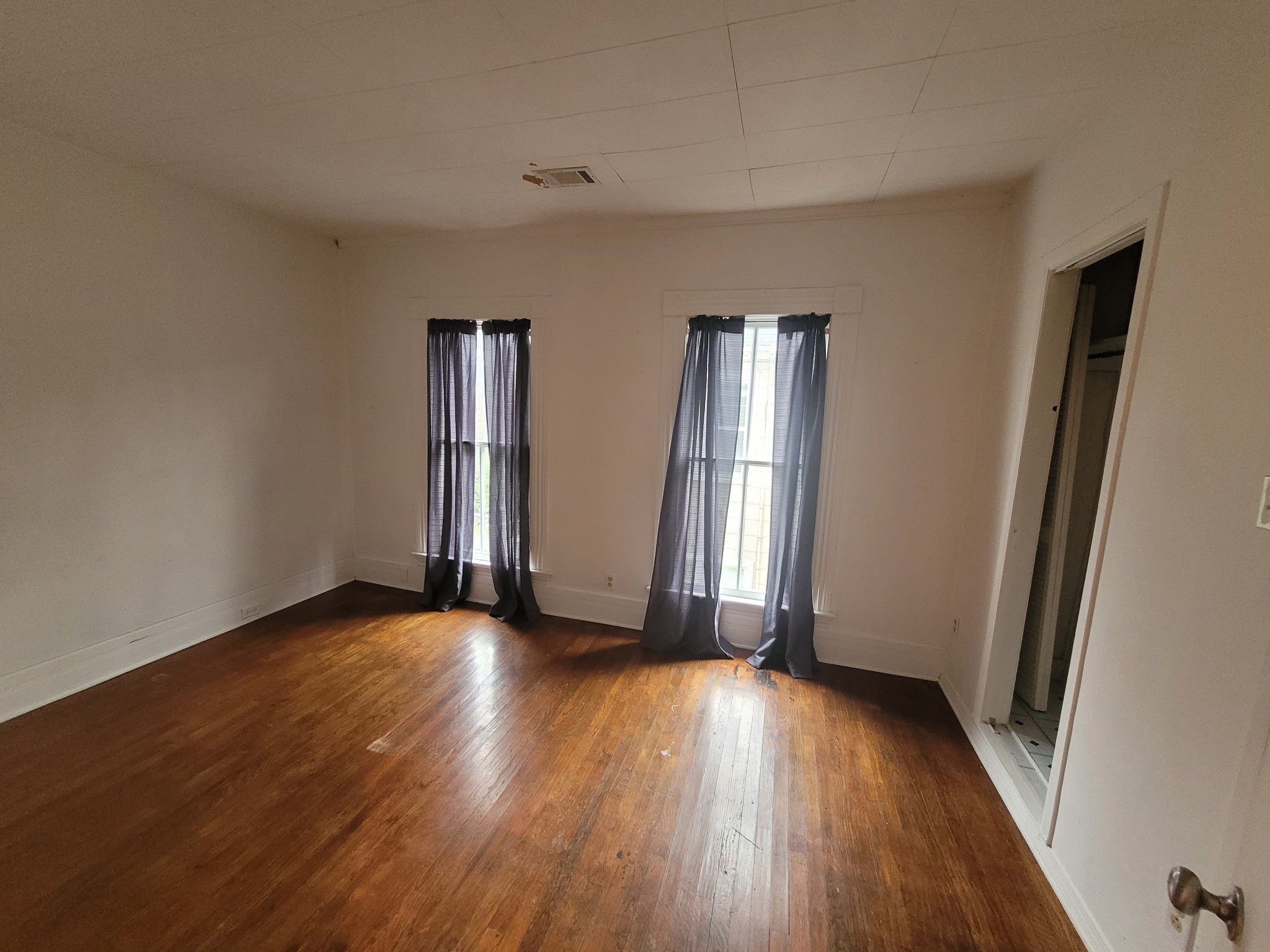 407 Colville Street Chattanooga, TN 37405 - Photo 29 of 50 an empty room with wooden floor and windows