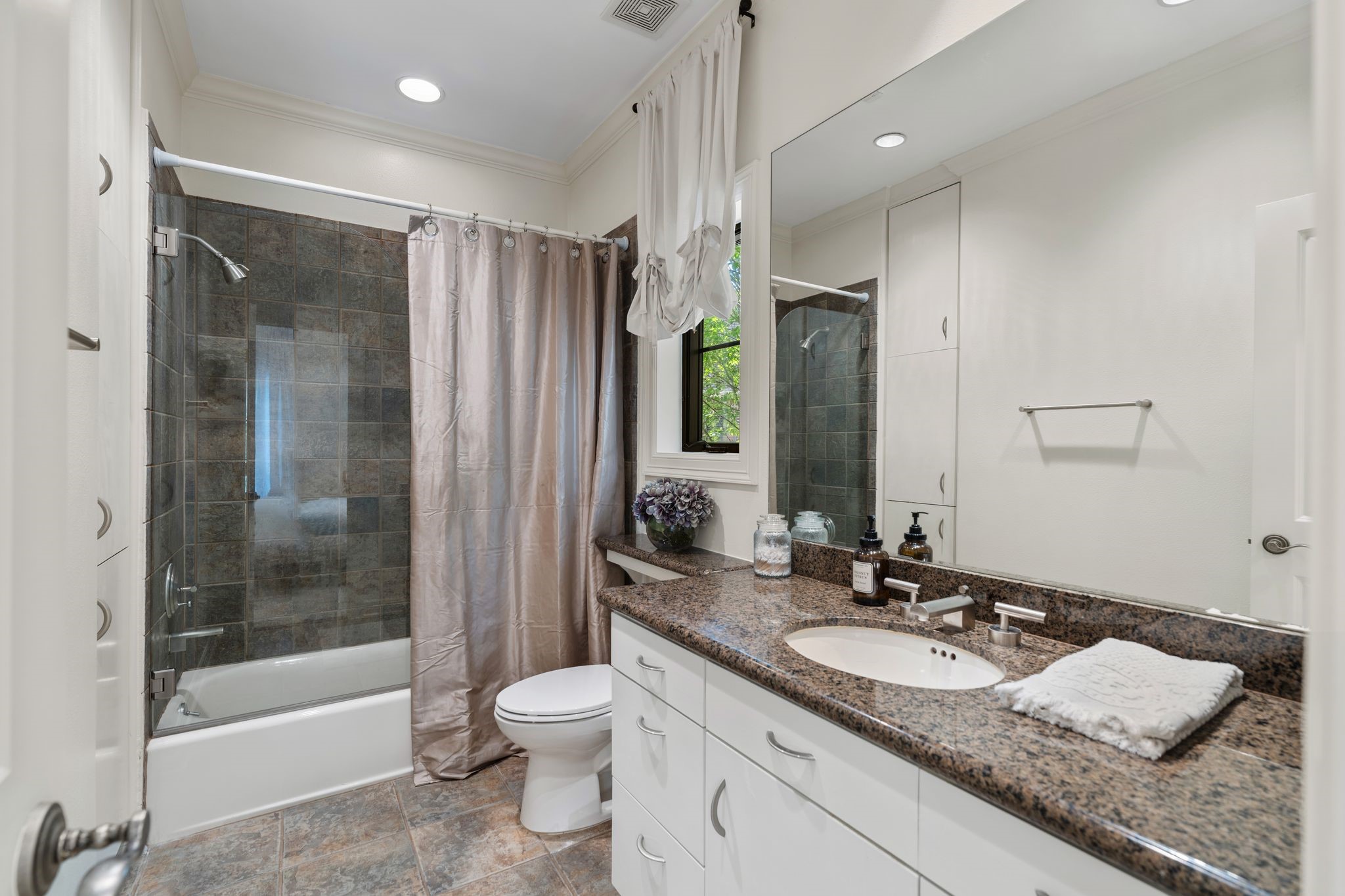 30 Hackberry Lane, Unit A Houston, TX 77027 - Photo 32 of 42 Bedroom #2 en-suite bathroom.
