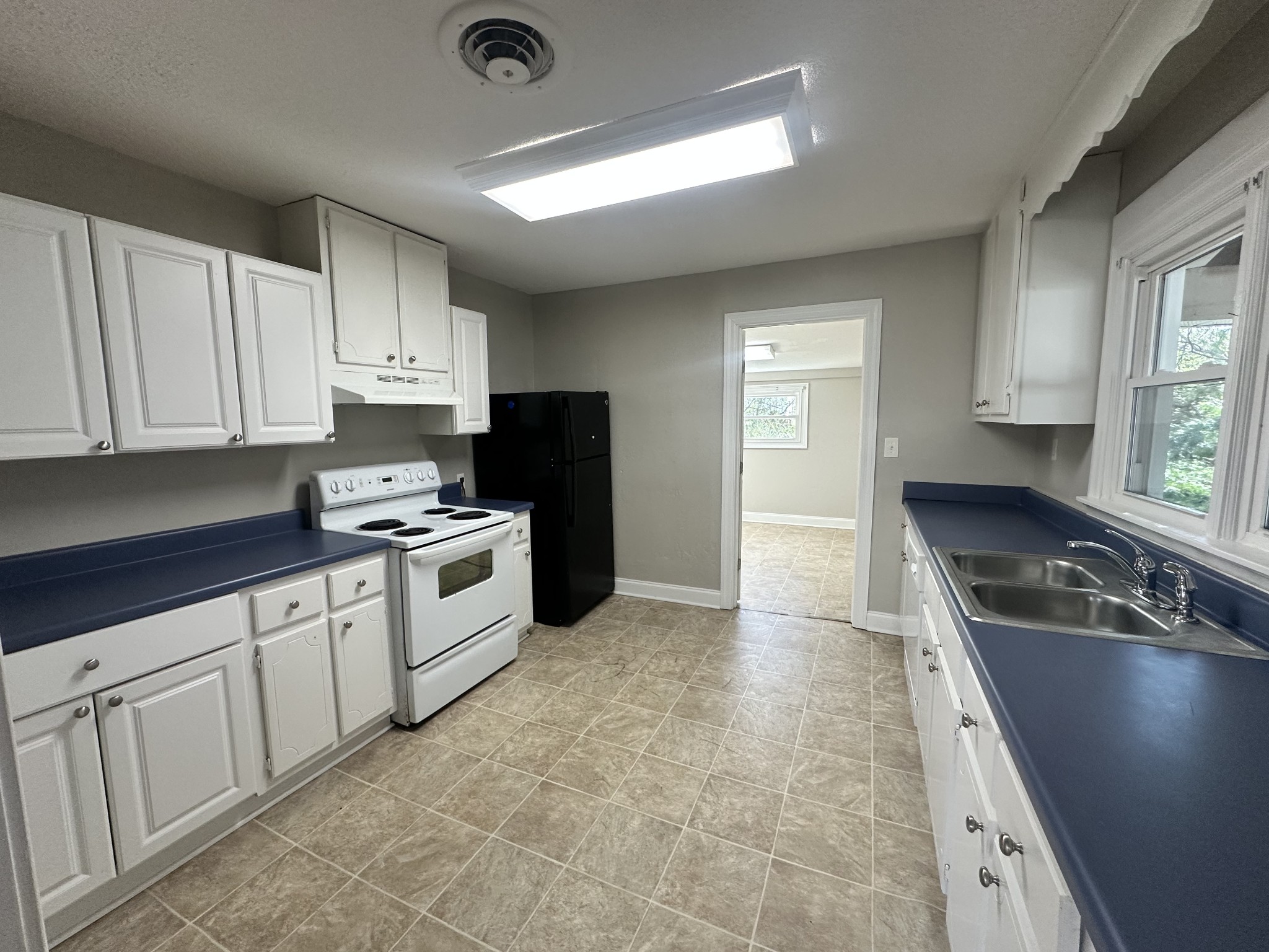 204 Ruby Street Winchester, TN 37398 - Photo 6 of 14 a kitchen with granite countertop a sink a stove and cabinets