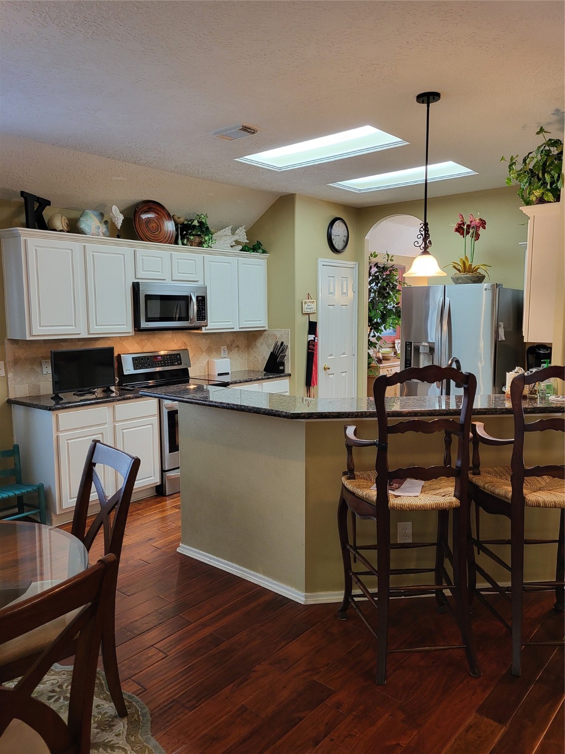 20226 Entrada Court Humble, TX 77346 - Photo 8 of 29 Just a few steps from the garage to deliver groceries to the kitchen.