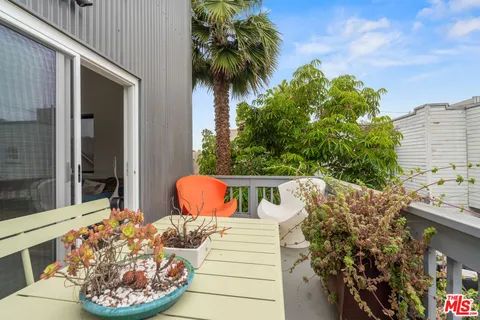$2,100,000 | 563 Westminster Avenue, Venice, CA 90291