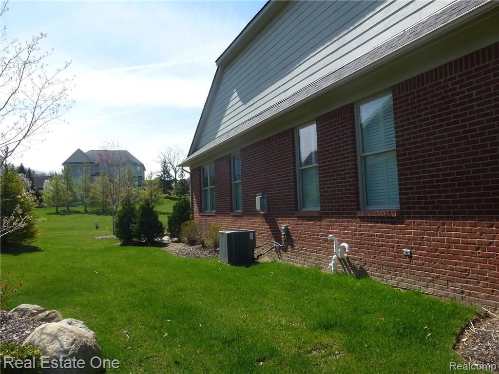 5220 Brecon Court, Unit 43 Rochester, MI 48306 - Photo 2 of 33 P1050662.JPG