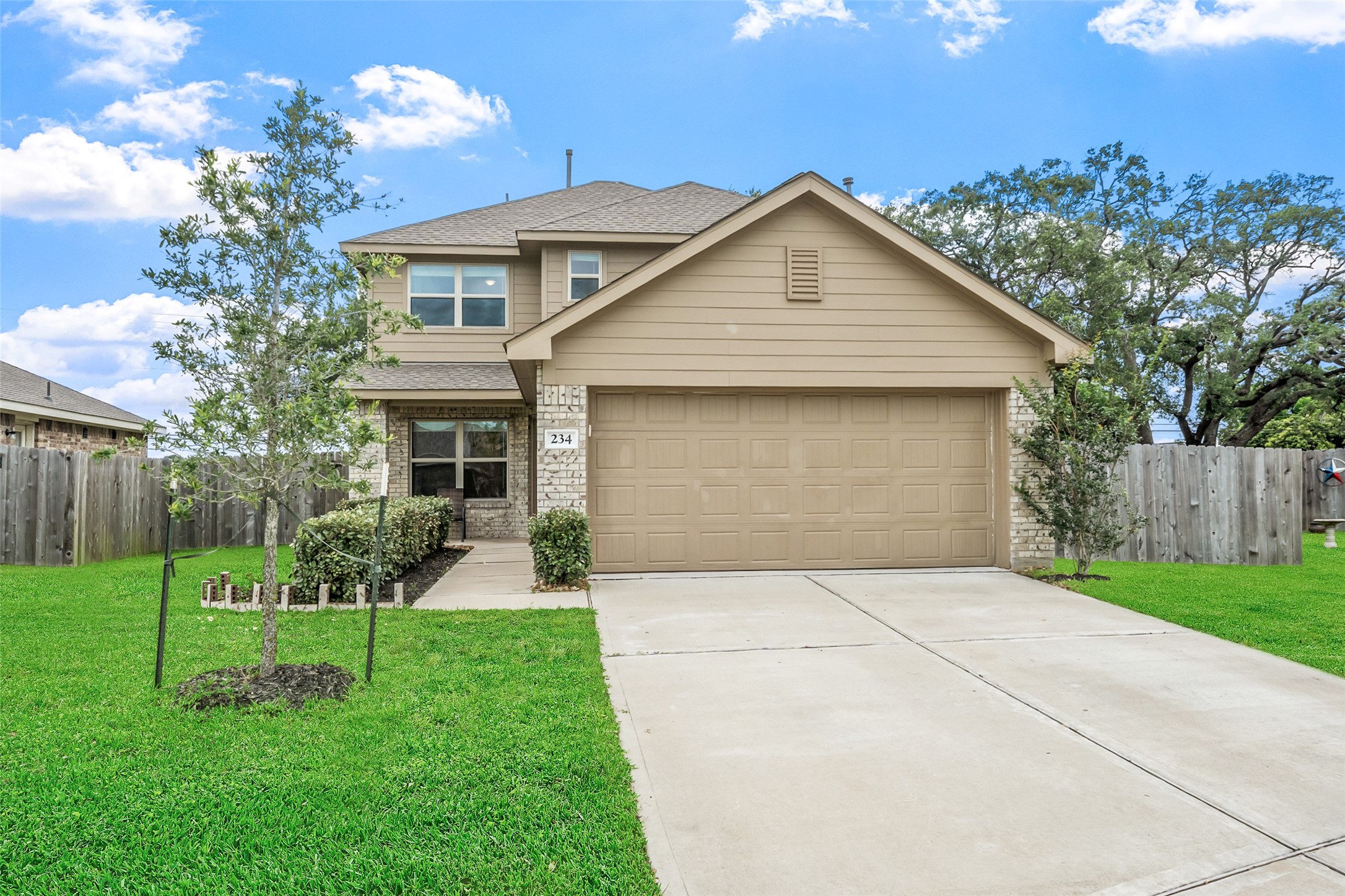 234 Bennett Street Angleton, TX 77515 - Photo 2 of 33 Welcome to this neatly maintained front yard.