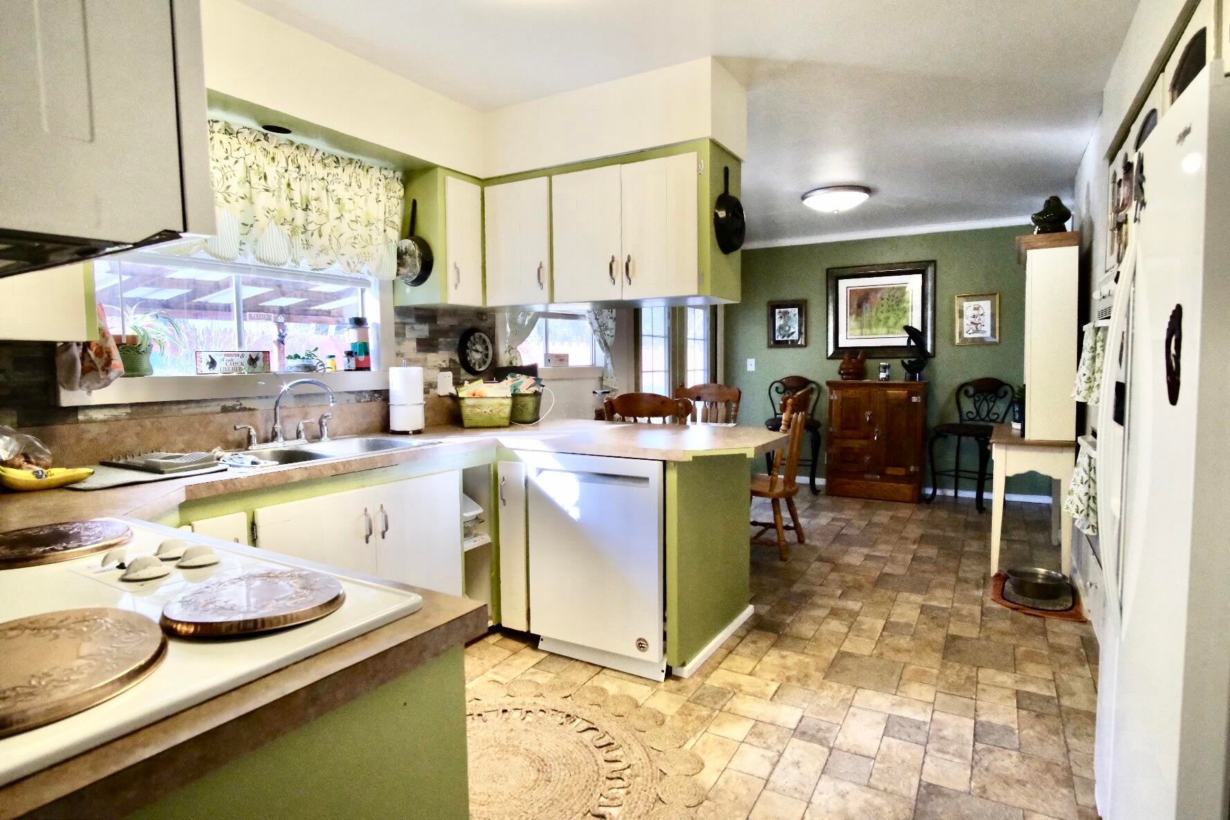 499 West Harbeck Road Grants Pass, OR 97527 - Photo 4 of 17 4D3FB749-1795-4DC3-957C-E43ACA890AC7-195