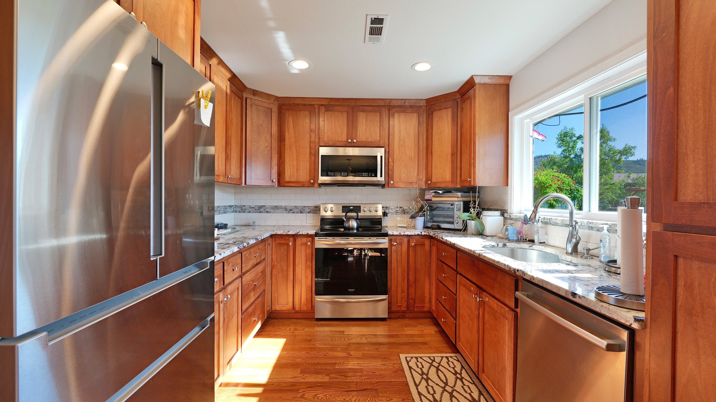 2909 Ball Road Eagle Point, OR 97524 - Photo 15 of 37 Kitchen