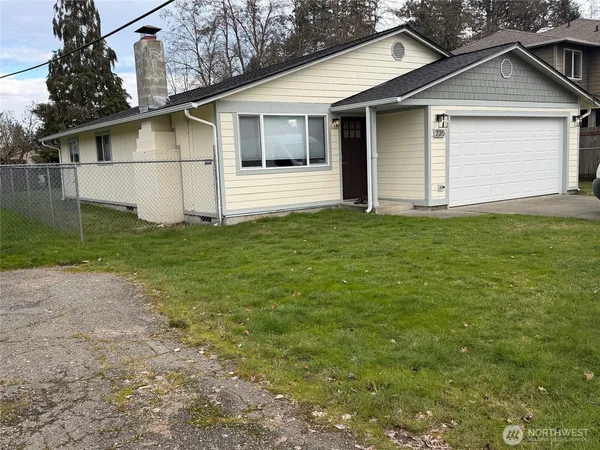 a view of a house with a yard