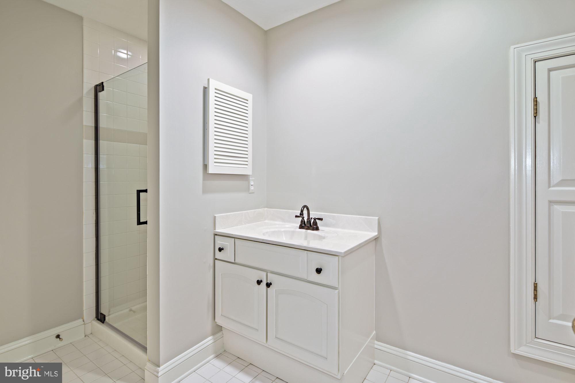 14410 Katie Road Phoenix, MD 21131 - Photo 36 of 50 Hall/Full Bath #3 w/Shower & Dual Entry
