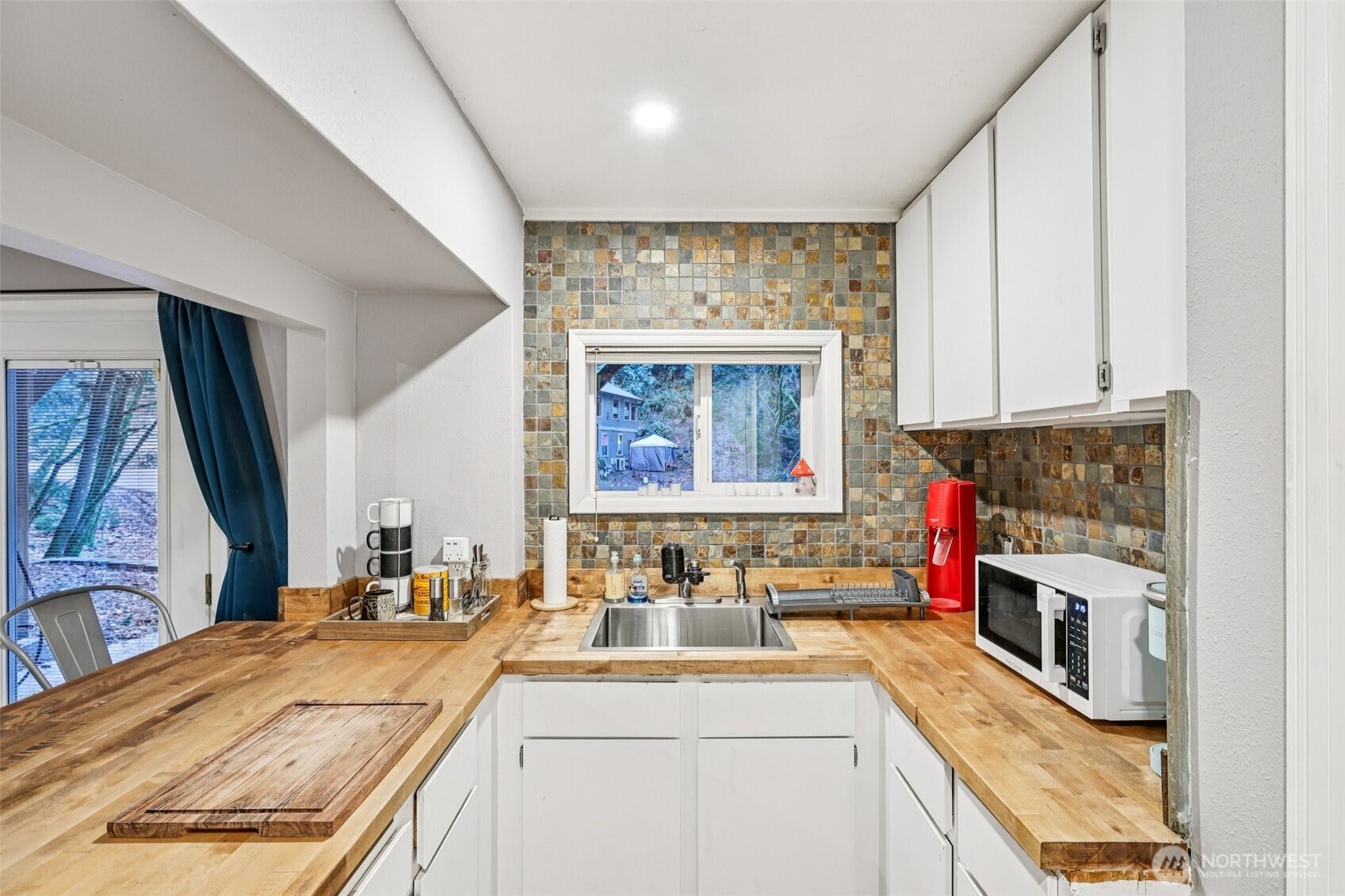 29 Maple Court Bellingham, WA 98229 - Photo 25 of 39 a view of living room with washer and dryer