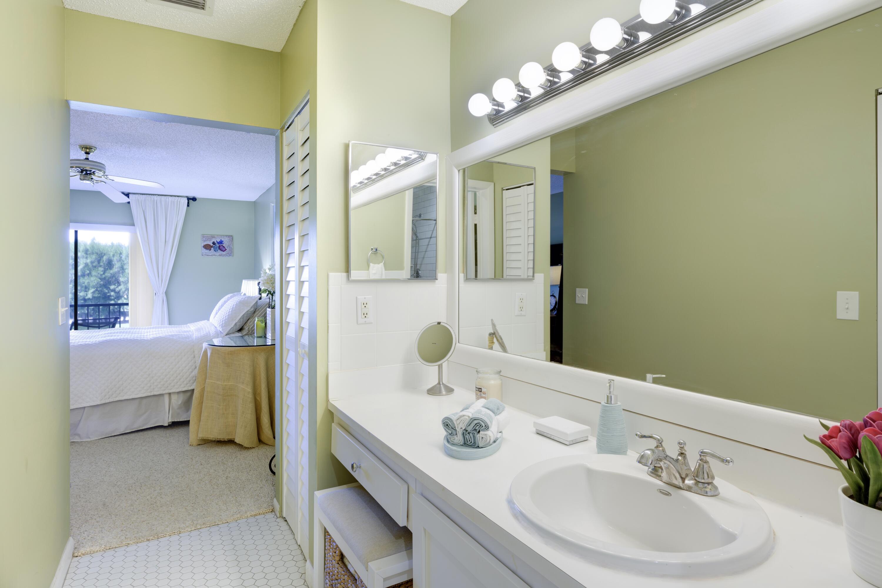 402 Pinecrest Circle, Unit B Jupiter, FL 33458 - Photo 28 of 45 Master Bath