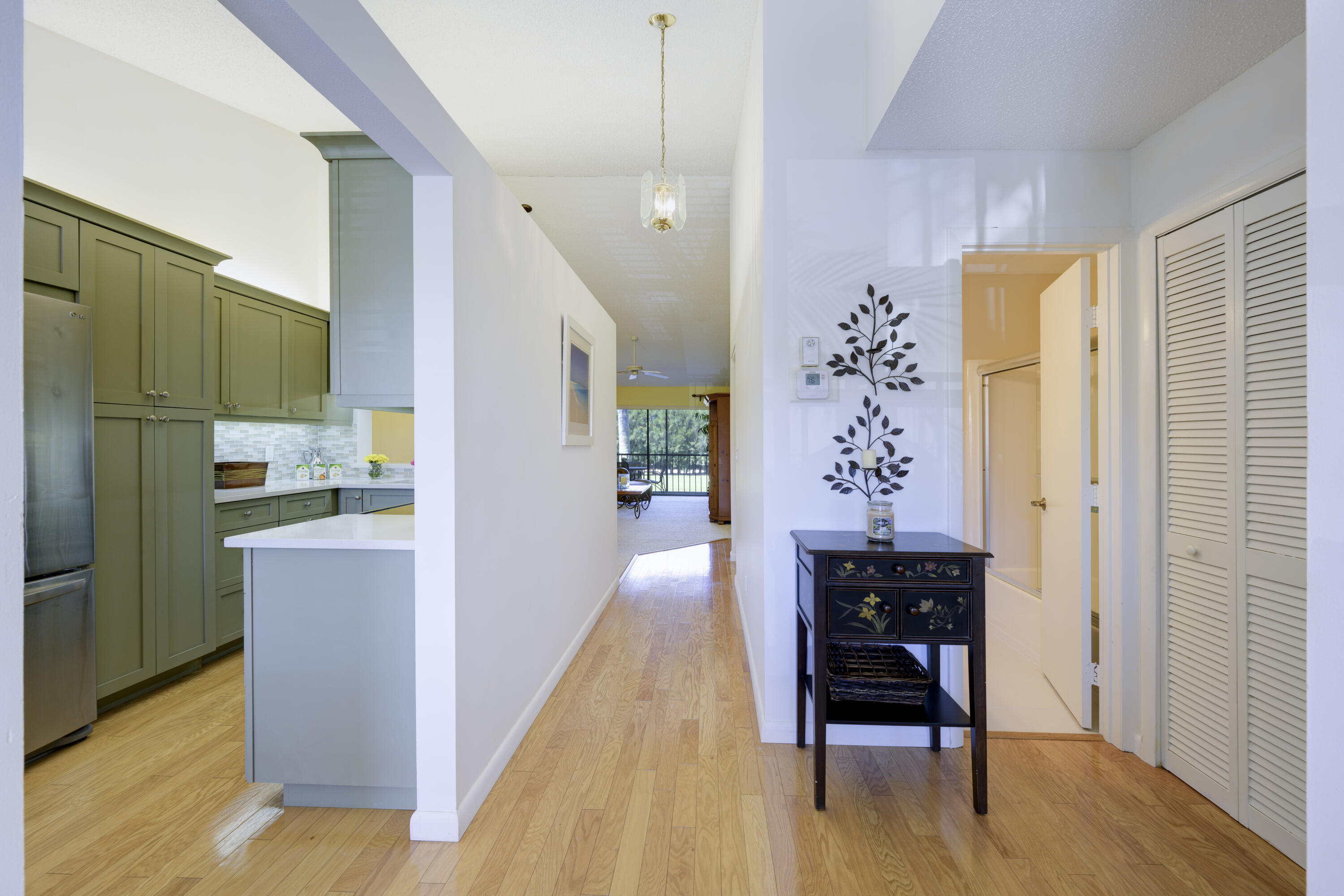 402 Pinecrest Circle, Unit B Jupiter, FL 33458 - Photo 4 of 45 Foyer Entrance