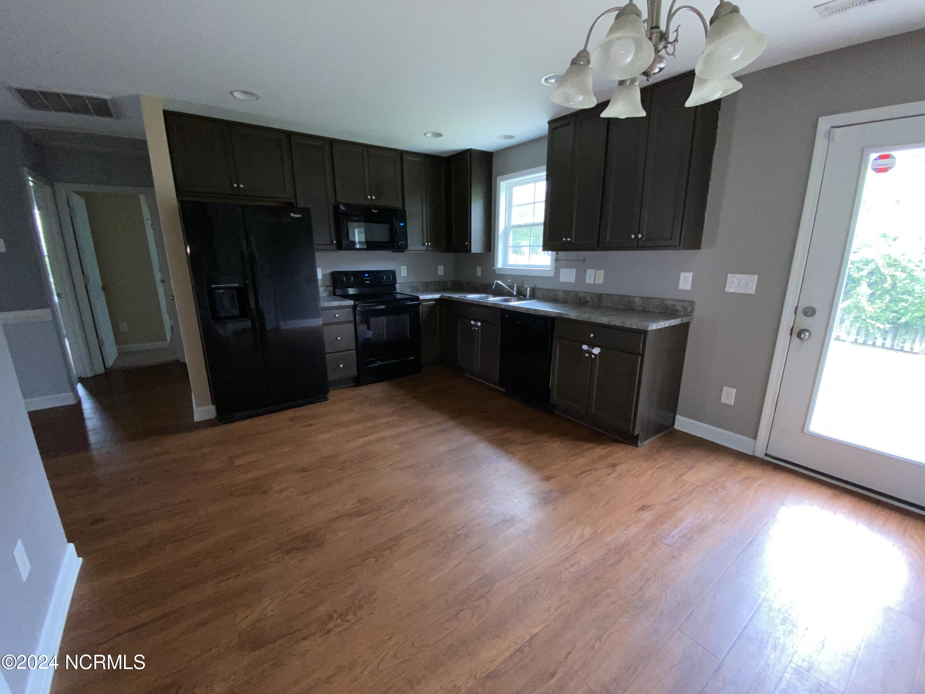 305 Crawford Street Holly Ridge, NC 28445 - Photo 4 of 15 2024-09-02 12.01.43