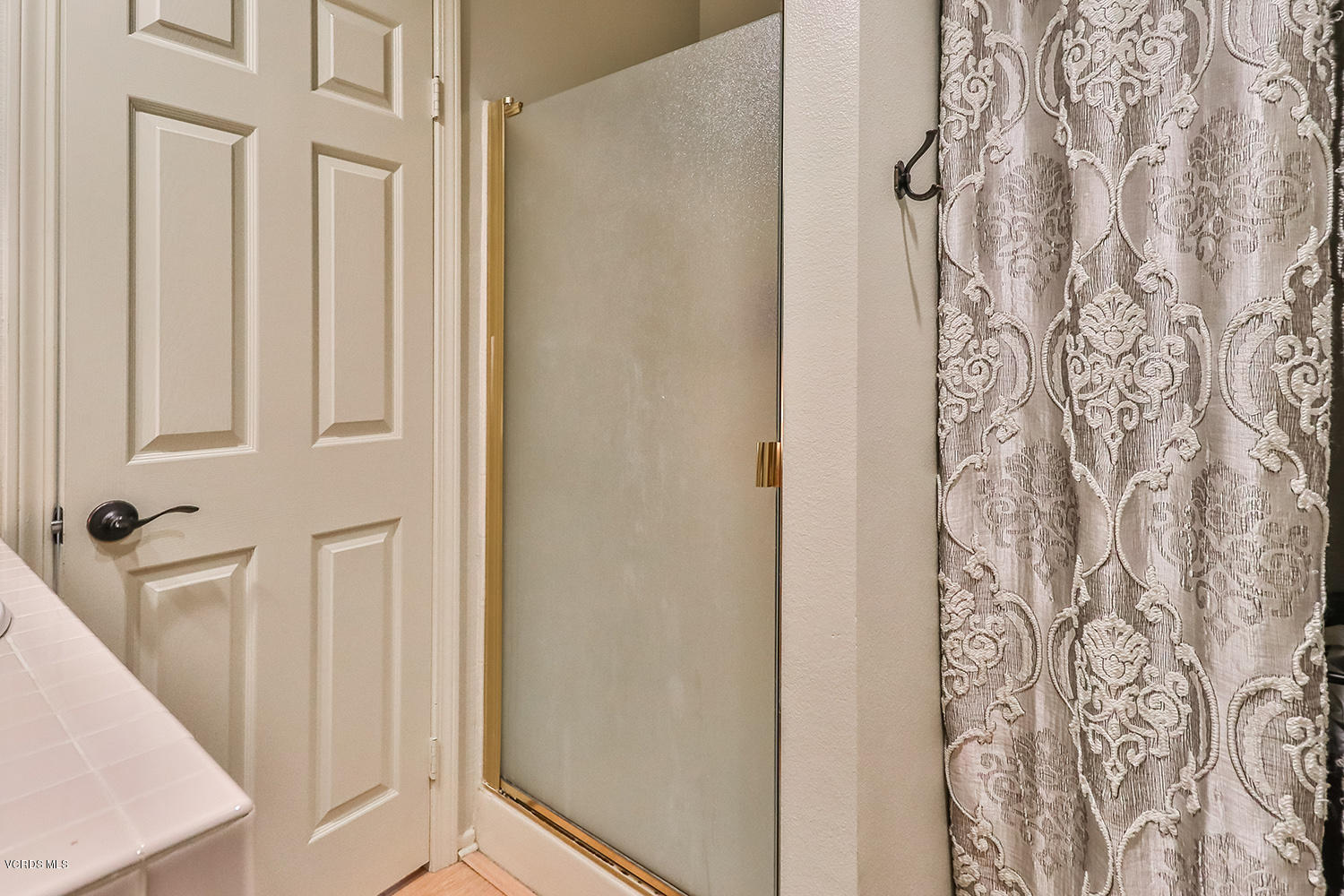 29009 Gumtree Place Saugus, CA 91390 - Photo 16 of 66 fGuest Bath2