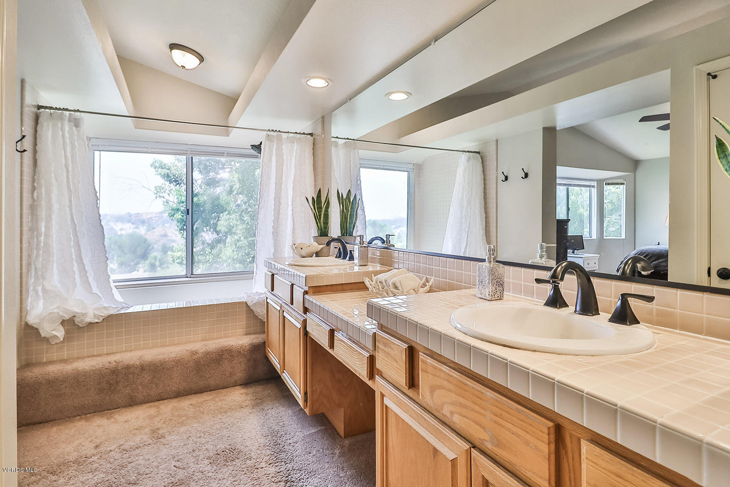 29009 Gumtree Place Saugus, CA 91390 - Photo 40 of 66 a bathroom with a tub a sink and a large mirror