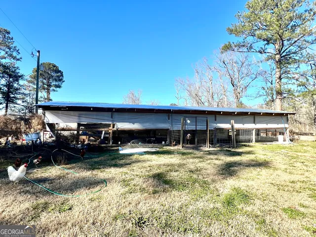 a view of a backyard