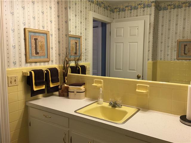 115 Debus Street Lawrenceburg, TN 38464 - Photo 13 of 15 Guest bath